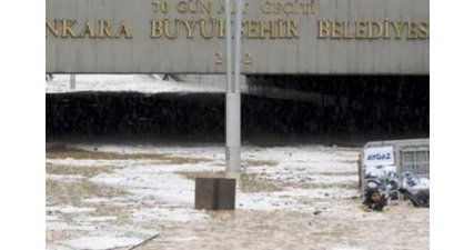 Sağanak Yağış Hayatı Durdurdu