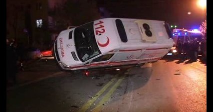 Otomobil Ambulansa Çarptı Kaçtı: 3 Sağlıkçı Yaralandı