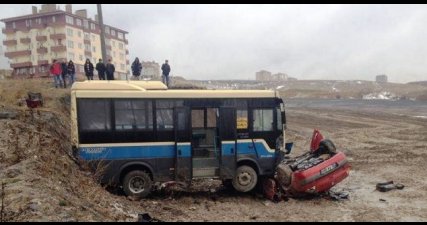 Pursaklar'da Minibüs ile Otomobilin Üstüne Çıktı
